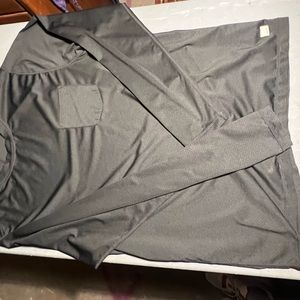 Vuori vented long sleeve charcoal color size large